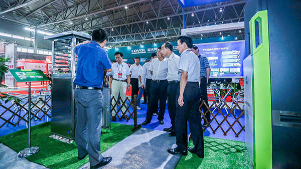 安徽省政協(xié)副主席夏濤蒞臨托普云農(nóng)展臺(tái) 安徽省政協(xié)副主席夏濤蒞臨托普云農(nóng)展臺(tái)