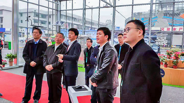 浙江省政協(xié)副主席、黨組成員黃旭明蒞臨展位聽取浙江省數(shù)字農(nóng)業(yè)系統(tǒng)介紹匯報(bào)